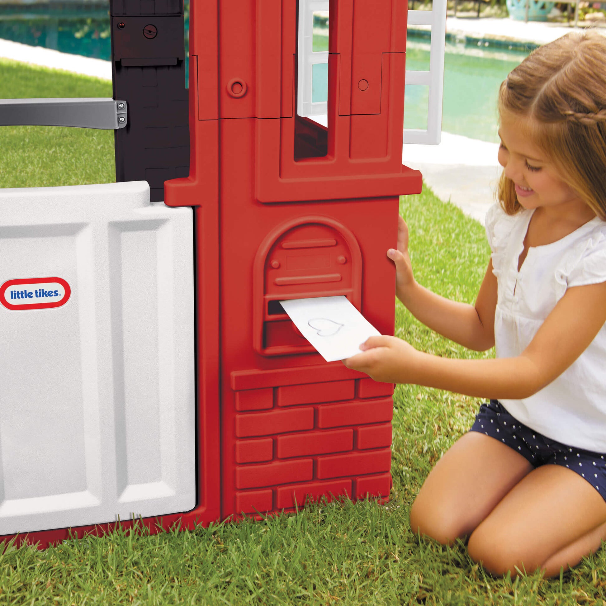 Cape Cottage Playhouse™ - Red